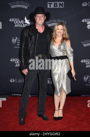 Trace Adkins und Victoria Pratt kommen bei den jährlichen GMA Dove Awards 49. an der Lipscomb University am 16. Oktober 2018 in Nashville, Tennessee, an Stockfoto
