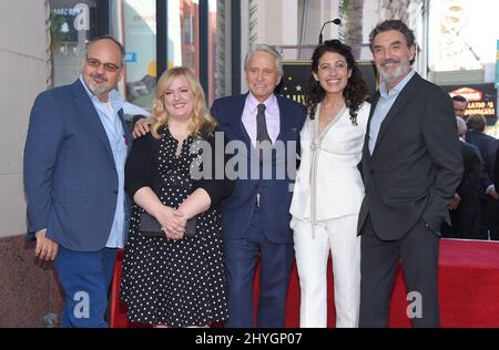 Michael Douglas, Lisa Edelstein und Chuck Lorre bei der Walk of Fame-Zeremonie zu Ehren von Michael Douglas am 6. November 2018 in Hollywood, CA, mit einem Stern auf dem Hollywood Blvd. Stockfoto