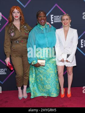 Christina Hendricks, Retta und Mae Whitman kommen zur 2018 E! Die People's Choice Awards werden im Barker Hangar, Santa Monica, verliehen Stockfoto