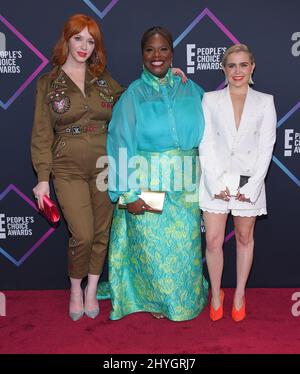 Christina Hendricks, Retta und Mae Whitman kommen zur 2018 E! Die People's Choice Awards werden im Barker Hangar, Santa Monica, verliehen Stockfoto