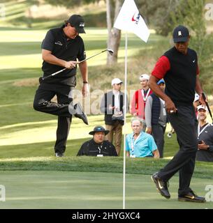 Phil Mickelson, Tiger Woods im „The Match“ von Capital One: Tiger Woods gegen Phil Mickelson auf dem Shadow Creek Golf Course in Las Vegas, USA. Stockfoto