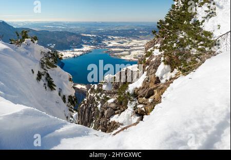 Blick auf den Kochelsee und die Ausläufer der Alpen bei München. Blick vom Mt. Jochberg am Walchensee im Winter in den bayerischen Alpen. Stockfoto