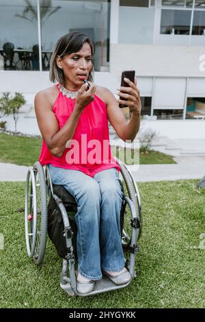 lateinische Transgender-Frau macht Arbeit auf der Büroterrasse in Mexiko, Lateinamerika Stockfoto