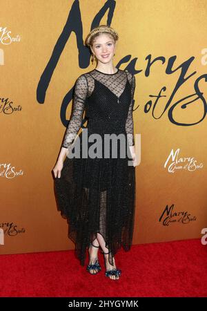 Elena Kampouris nimmt an der New Yorker Premiere von „Mary Queen of Scots“ im Pariser Theater in New York Teil Stockfoto