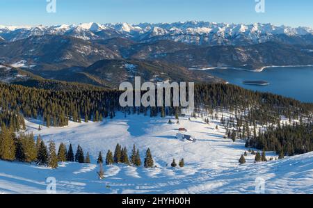 Blick auf den Walchensee und das Karwendelgebirge. Blick vom Mt. Jochberg am Walchensee im Winter in den bayerischen Alpen. Europa Stockfoto