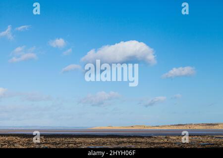 Wolken über Aberlady Bay, East Lothian, Schottland. Stockfoto
