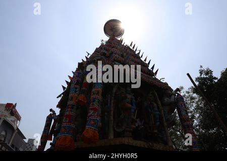 Chennai, Tamil Nadu, Indien. 15. März 2022. Hinduistische Anhänger ziehen einen mit Blumen und Statuen geschmückten Wagen, der eine Frömmigkeit des Hindu-Gottes Shiva trägt, während einer jährlichen Tempelwagenfestprozession in Chennai. (Bild: © Sri Loganathan/ZUMA Press Wire) Stockfoto