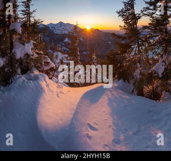 Blick vom Mt. Jochberg am Walchensee in Richtung Mt. Herzogstand im Winter in den bayerischen Alpen. Europa Deutschland, Bayern Stockfoto