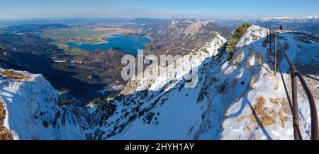 Blick auf den Kochelsee und München. Blick vom Mt. Herzogstand am Walchensee im Winter in den bayerischen Alpen. Europa Deutschland, Bayern Stockfoto