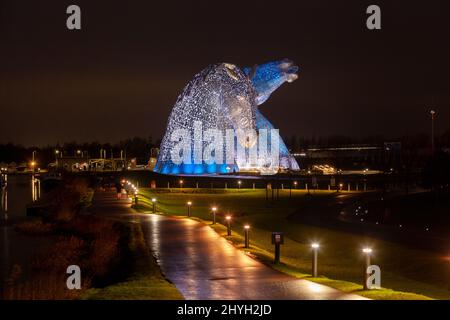 Die Kelpies, riesige Pferdekopfskulpturen, bei Nacht. Stockfoto