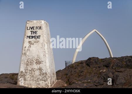 Live for the Moment gemalt auf dem trig Point an der Spitze von North Berwick Law. Stockfoto