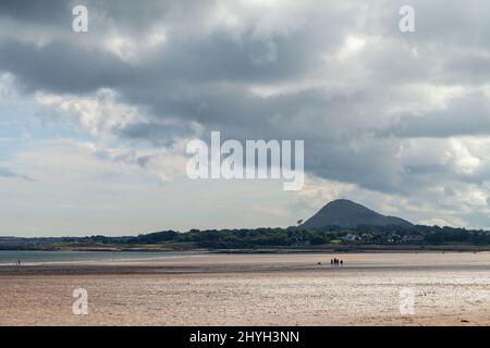 Blick auf das Gesetz vom Broad Sands Beach, North Berwick, Schottland Stockfoto