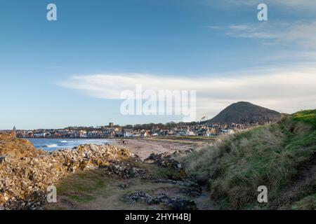 Ein Winterspaziergang entlang des West Sands Beach North Berwick, Schottland Stockfoto