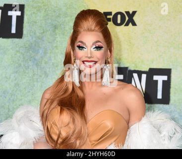 Valentina kommt bei der Fernsehshow „Rent: Live“ auf dem Fox Lot des 20.. Jahrhunderts an Stockfoto