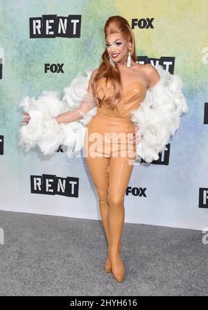 Valentina kommt bei der Fernsehshow „Rent: Live“ auf dem Fox Lot des 20.. Jahrhunderts an Stockfoto