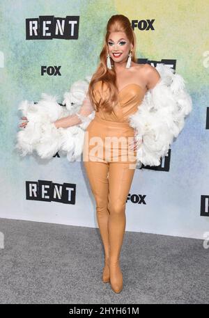 Valentina kommt bei der Fernsehshow „Rent: Live“ auf dem Fox Lot des 20.. Jahrhunderts an Stockfoto