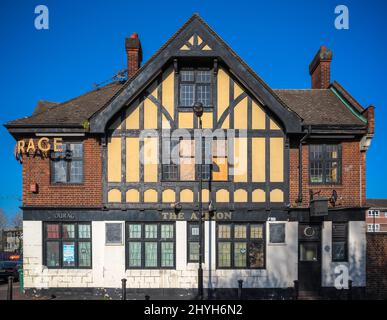 London, Großbritannien - 19. April 2019 - das Äußere eines englischen Pubs im Tudor-Stil rund um das kanadische Wasser Stockfoto
