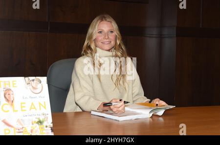 Gwyneth Paltrow signiert Kopien von „The Clean Plate“ bei Barnes and Noble at the Grove Stockfoto