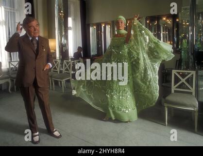 Norman Hartnell (Schneider der Königin) in seinem Mayfair Salon 1979 Stockfoto