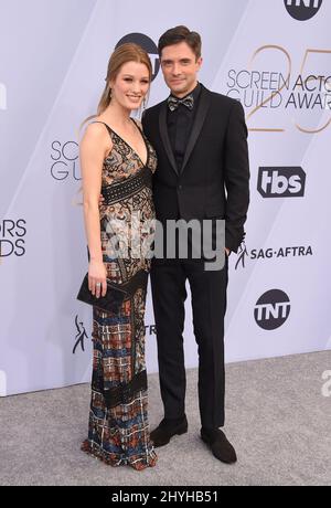 Topher Grace und Ashley Hinshaw nehmen an den Annual Screen Actors Guild Awards 25. im Shrine Auditorium Teil Stockfoto
