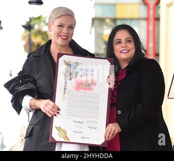 Pink wird von der Hollywood Chamber of Commerce, Präsidentin/CEO Rana Ghadban, bei ihrer Hollywood Walk of Fame Star Ceremony am 5. Februar 2019 in Hollywood, CA, begleitet. Stockfoto