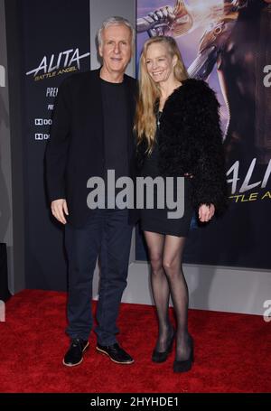 James Cameron und Suzy Amis bei der „Alita: Battle Angel“-Premiere in Los Angeles, die am 5. Februar 2019 im Regency Village Theatre in Westwood, ca. Stockfoto