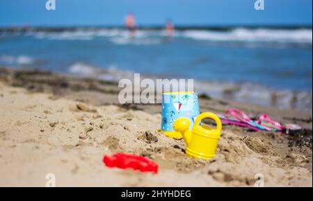 Kinderspiele auf dem Sand vor dem Meer Stockfoto