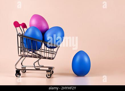 Die Idee der Lieferung von Einkäufen zu Ostern nach Hause, auf einem gelben Hintergrund Stockfoto