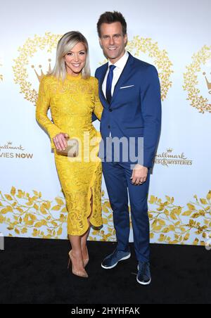 Debbie Matenopoulos und Cameron Mathison kommen beim Hallmark Channel und beim Hallmark Movies & Mysteries Winter 2019 TCA Event im Tournament House an Stockfoto