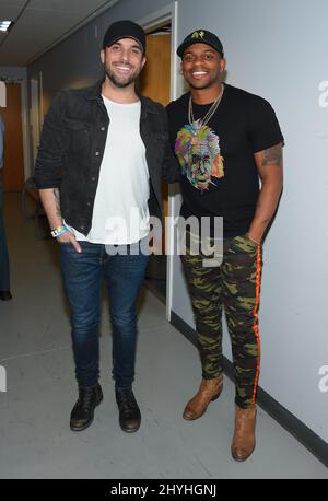 Tyler Rich (links) und Jimmie Allen Backstage beim ACM Lifting Lives präsentieren Borderline Strong Benefit Concert im Fred Kavli Theater Stockfoto