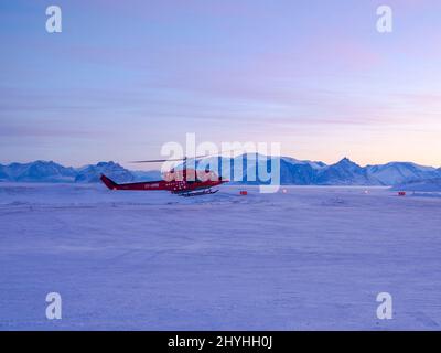 Air Greenland Bell 212. Flughafen Qaarsut in der Nähe von Uummannaq im Winter im nördlichen Westgreenland jenseits des arktischen Kreises. Nordamerika, Grönland, D Stockfoto