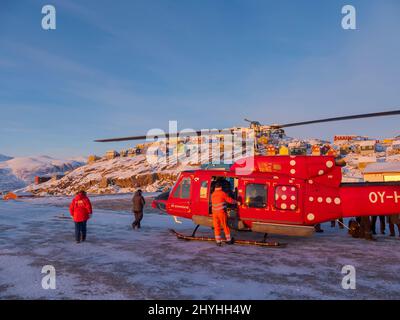 Air Greenland Bell 212 auf dem Hubschrauberlandeplatz von Uummannaq. Uummannaq im Winter im nördlichen Westgreenland jenseits des arktischen Kreises. Nordamerika, Greenl Stockfoto