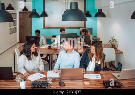 Kollegen zusammen arbeiten im Büro Stockfoto
