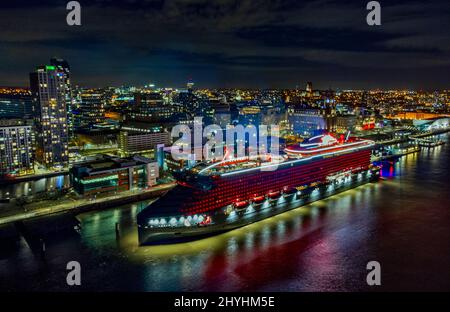 Virgin Voyages Valiant Lady liegt am Liverpool Cruise Terminal. Stockfoto