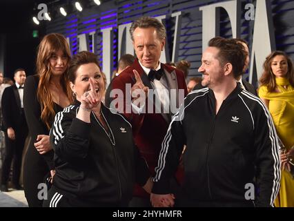 Melissa McCarthy, Ben Falcone und Richard E. Grant nahmen an der Vanity Fair Oscar Party 2019 Teil, die von der Herausgeberin Radhika Jones am 24. Februar 2019 im Wallis Annenberg Center for the Performing Arts in Beverly Hills, CA, veranstaltet wurde. Stockfoto