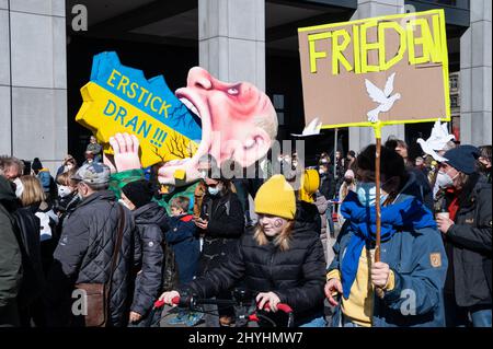 13.03.2022, Berlin, Deutschland, Europa - der Karnevalswagen des Bildhauers Jacques Tilly zeigt Putin aus Pappmaché bei einem Protest gegen den Krieg in der Ukraine. Stockfoto