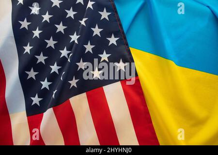 US-ukrainische politische Beziehungen Länderflaggen aus nächster Nähe Stockfoto