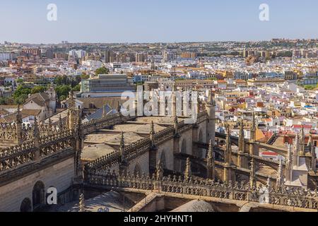 Die Kathedrale von Sevilla mit der umliegenden Stadt, von der Giralda aus gesehen Stockfoto