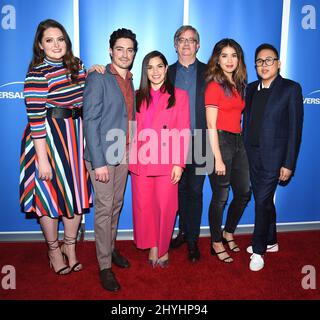 Lauren Ash, Ben Feldman, America Ferrera, Nicole Bloom, Nico Santos und Mark McKinney kommen beim FYC-Event für den „Superstore“, der auf dem NBC Universal Lot stattfand Stockfoto