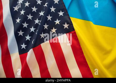 US-ukrainische politische Beziehungen Länderflaggen aus nächster Nähe Stockfoto