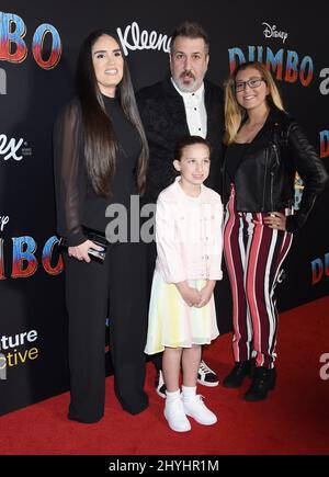 Joey Fatone, Izabel Araujo, Briahna Fatone und Kloey Fatone kommen zur Disney-Premiere von „Dumbo“, die am 11. März 2019 im El Capitan Theatre in Hollywood, Los Angeles, stattfand. Stockfoto