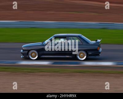 BMW E30 M3-Rennen auf dem Donington Park Circuit, Leicestershire, Großbritannien Stockfoto