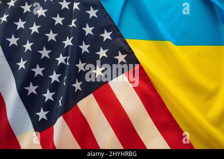 US-ukrainische politische Beziehungen Länderflaggen aus nächster Nähe Stockfoto