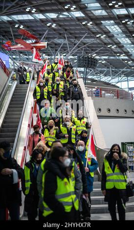 Stuttgart, Deutschland. 15. März 2022. Das Sicherheitspersonal des Flughafens streikt am Flughafen. Im Tarifstreit um die Bezahlung von Personal an den Passagierkontrollen an deutschen Flughäfen hat die Gewerkschaft Verdi ihre Mitglieder am Flughafen Stuttgart zum Streik aufgefordert. Die Mitarbeiter fordern einen Euro mehr Lohn pro Stunde. Quelle: Christoph Schmidt/dpa/Alamy Live News Stockfoto