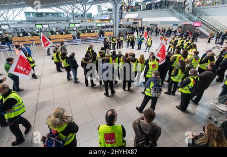 Stuttgart, Deutschland. 15. März 2022. Das Sicherheitspersonal des Flughafens streikt am Flughafen. Im Tarifstreit um die Bezahlung von Personal an den Passagierkontrollen an deutschen Flughäfen hat die Gewerkschaft Verdi ihre Mitglieder am Flughafen Stuttgart zum Streik aufgefordert. Die Mitarbeiter fordern einen Euro mehr Lohn pro Stunde. Quelle: Christoph Schmidt/dpa/Alamy Live News Stockfoto