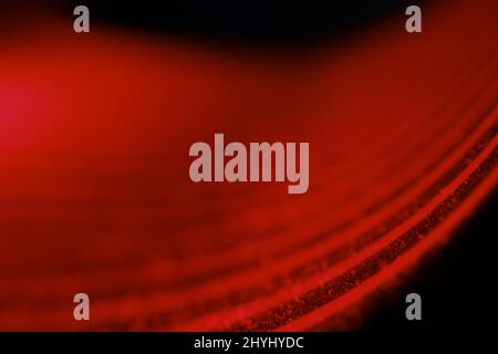 Abstrakter Wellenlinien-Hintergrund. Rote und schwarze Effektfarbe mit roten Schichten mit schwarzem Hintergrund Stockfoto