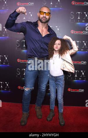 Dave Bautista und Chloe Coleman bei der Präsentation von STXfilms „The State of the Industry: Past, Present and Future“, die am 2. April 2019 im Caesars Palace in Las Vegas, NV, stattfand. Stockfoto