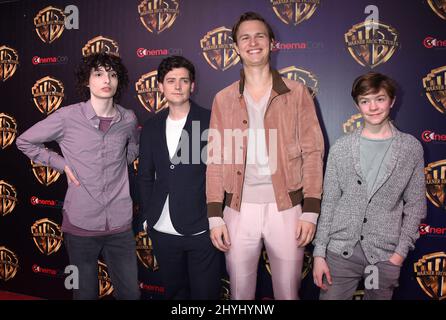 Finn Wolfhard, Aneurin Barnard, Ansel Elgort und Oakes Fegley bei der Präsentation von Warner Bros. Während der CinemaCon 2019 im Caesars Palace Stockfoto