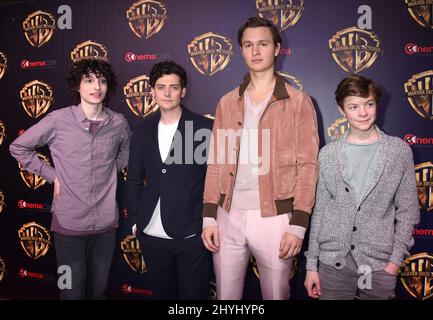 Finn Wolfhard, Aneurin Barnard, Ansel Elgort und Oakes Fegley bei der Präsentation von Warner Bros. Während der CinemaCon 2019 im Caesars Palace Stockfoto