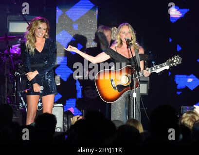 Carly Pearce und Deana Carter auf der Bühne des ACM Decades im Marquee